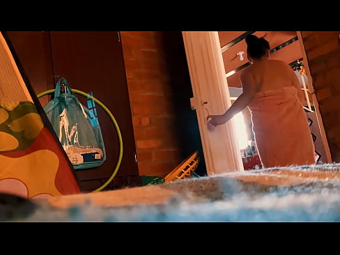 ❤️ Менин акем душка кирип ээрчийт, мен душка түшсөм, ал мени эркелетет. ❤❌ Секс видео боюнча бизде ❌️